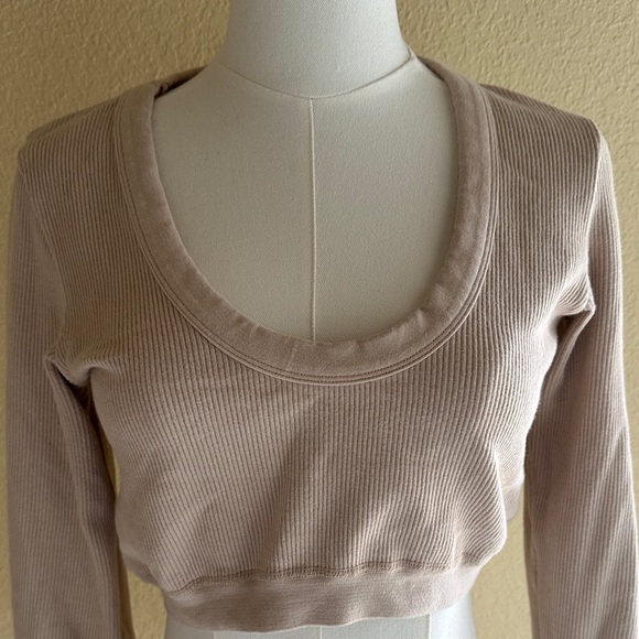 ALO Yoga Seamless Ribbed Long Sleeve Crop Top - Picture 3 of 8